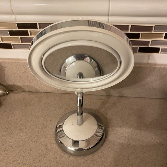 White & Silver Portable LED Makeup Mirror - Picture 8 of 11